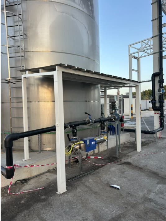 Marquesina de estructura metálica montada en una instalación industrial